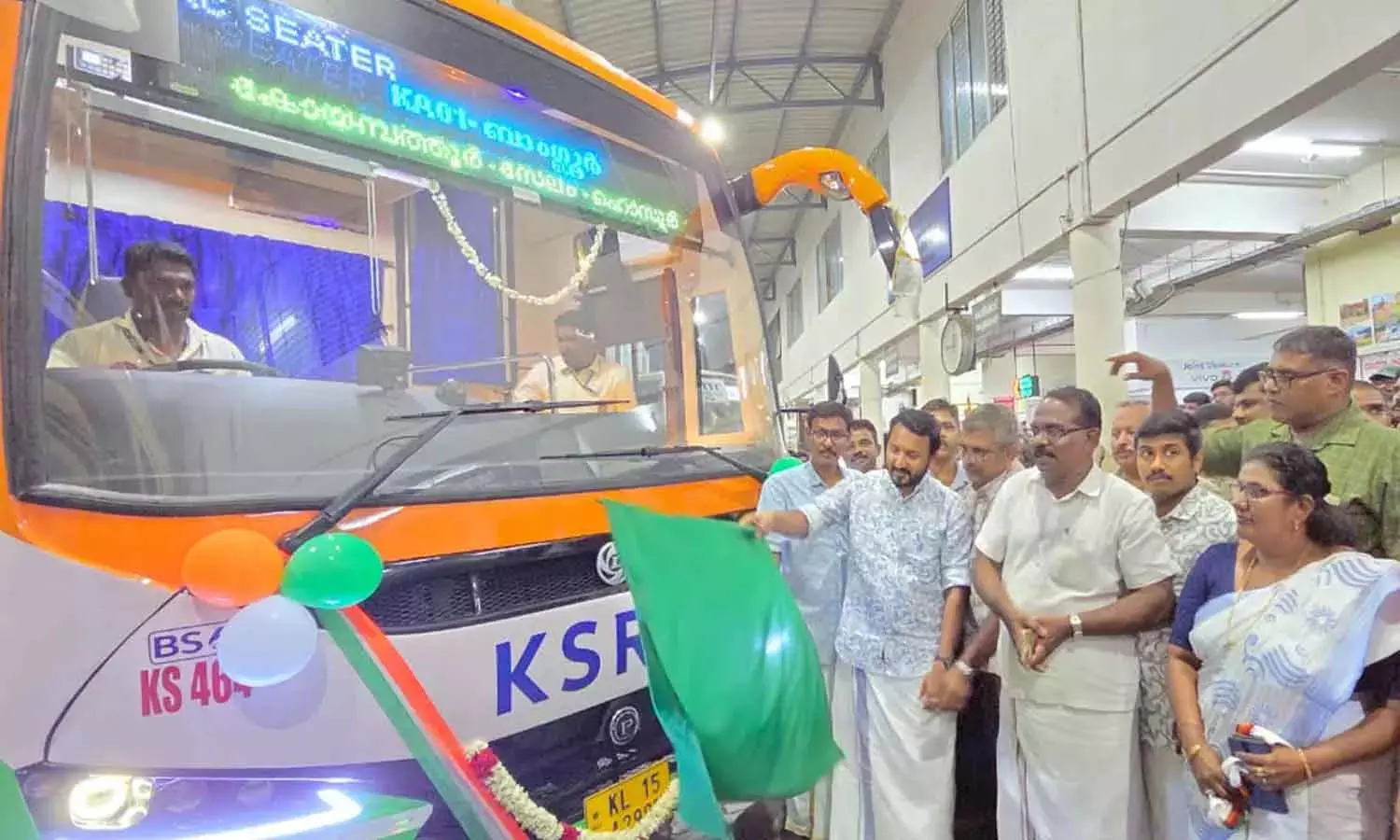 രാഹുൽ മാങ്കൂട്ടത്തിലിനെ KSRTC ബസ് ഫ്ലാഗ് ഓഫ് ചെയ്യുന്നതിൽ പങ്കെടുപ്പിച്ചു; പാലക്കാട് ജില്ലാ ട്രാൻസ് പോർട്ട് ഓഫീസറെ DYFI നേതാക്കൾ ഉപരോധിച്ചു രാഹുൽ മാങ്കൂട്ടത്തിലിനെ KSRTC ബസ് ഫ്ലാഗ് ഓഫ് ചെയ്യുന്നതിൽ പങ്കെടുപ്പിച്ചു; പാലക്കാട് ജില്ലാ ട്രാൻസ് പോർട്ട് ഓഫീസറെ DYFI നേതാക്കൾ ഉപരോധിച്ചു
