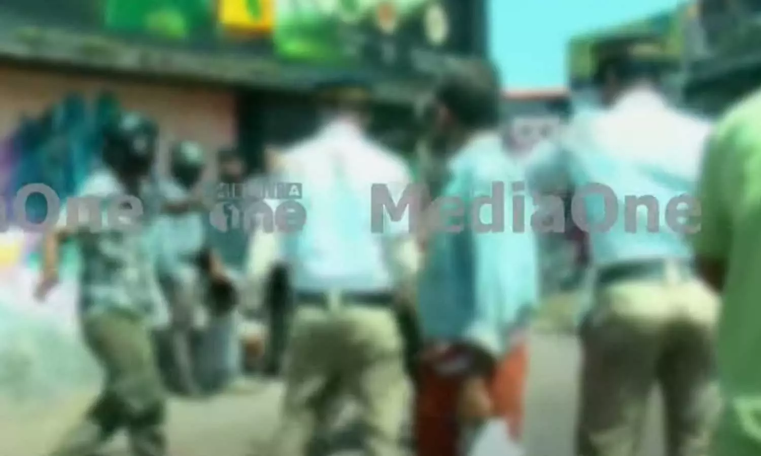 കോഴിക്കോട്ട് പൊലീസ് നോക്കിനിൽക്കെ കയ്യിൽ ബ്ലേഡുമായി യുവാവിന്റെ പരാക്രമം കോഴിക്കോട്ട് പൊലീസ് നോക്കിനിൽക്കെ കയ്യിൽ ബ്ലേഡുമായി യുവാവിന്റെ പരാക്രമം