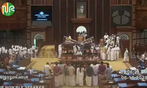 അയ്യപ്പന്റെ സ്വർണ്ണം കട്ടവർ അമ്പലം വിഴുങ്ങികൾ ; സ്വർണപ്പാളി വിവാദം സഭയിലുന്നയിച്ച് പ്രതിപക്ഷം,നടുത്തളത്തിലിറങ്ങി പ്രതിഷേധം അയ്യപ്പന്റെ സ്വർണ്ണം കട്ടവർ അമ്പലം വിഴുങ്ങികൾ ; സ്വർണപ്പാളി വിവാദം സഭയിലുന്നയിച്ച് പ്രതിപക്ഷം,നടുത്തളത്തിലിറങ്ങി പ്രതിഷേധം