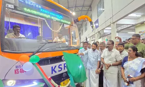 രാഹുൽ മാങ്കൂട്ടത്തിലിനെ KSRTC ബസ് ഫ്ലാഗ് ഓഫ് ചെയ്യുന്നതിൽ പങ്കെടുപ്പിച്ചു; പാലക്കാട് ജില്ലാ ട്രാൻസ് പോർട്ട് ഓഫീസറെ DYFI നേതാക്കൾ ഉപരോധിച്ചു