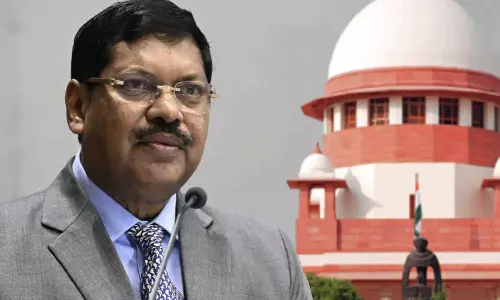 സുപ്രിംകോടതിയിൽ ചീഫ് ജസ്റ്റിസിന് നേരെ അഭിഭാഷകൻ ഷൂ എറിയാൻ ശ്രമിച്ചു സുപ്രിംകോടതിയിൽ ചീഫ് ജസ്റ്റിസിന് നേരെ അഭിഭാഷകൻ ഷൂ എറിയാൻ ശ്രമിച്ചു