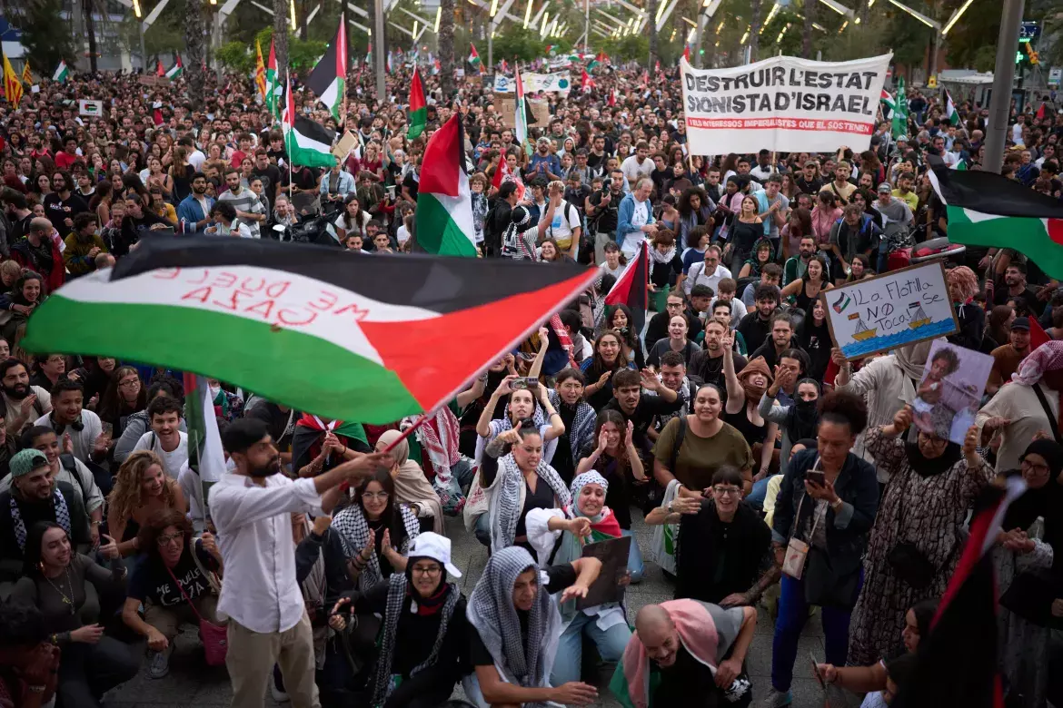 ഗ്ലോബൽ സുമൂദ് ഫ്ലോട്ടില ഇസ്രായേൽ പിടിച്ചെടുത്തതിനെ തുടർന്ന് ബാഴ്സലോണയിൽ നടന്ന പ്രതിഷേധം | Photo: AP