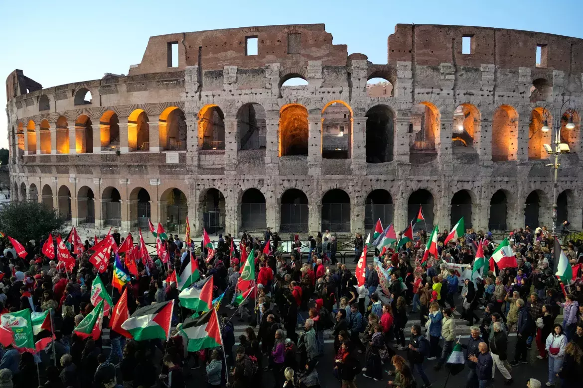 ഗ്ലോബൽ സുമൂദ് ഫ്ലോട്ടില ഇസ്രായേൽ പിടിച്ചെടുത്തതിനെ തുടർന്ന് റോമിൽ നടന്ന പ്രതിഷേധം | Photo: AP