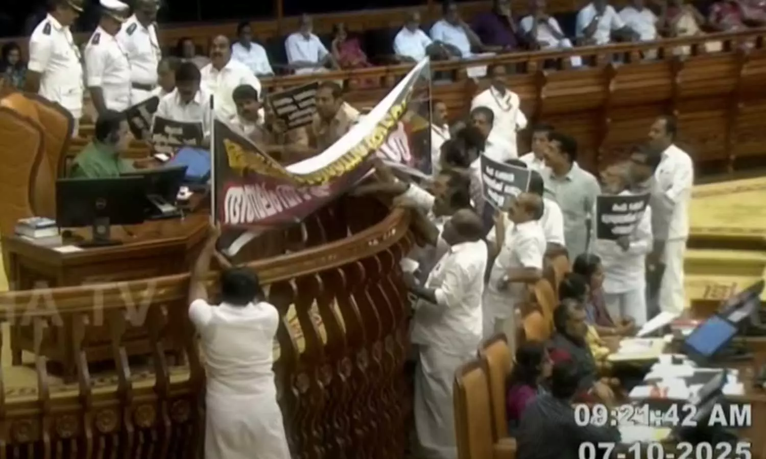 സ്വർണപ്പാളി വിഷയം സഭയിൽ; പ്രതിപക്ഷ ബഹളം,  ചോദ്യോത്തരവേള റദ്ദ് ചെയ്ത് സ്പീക്കർ