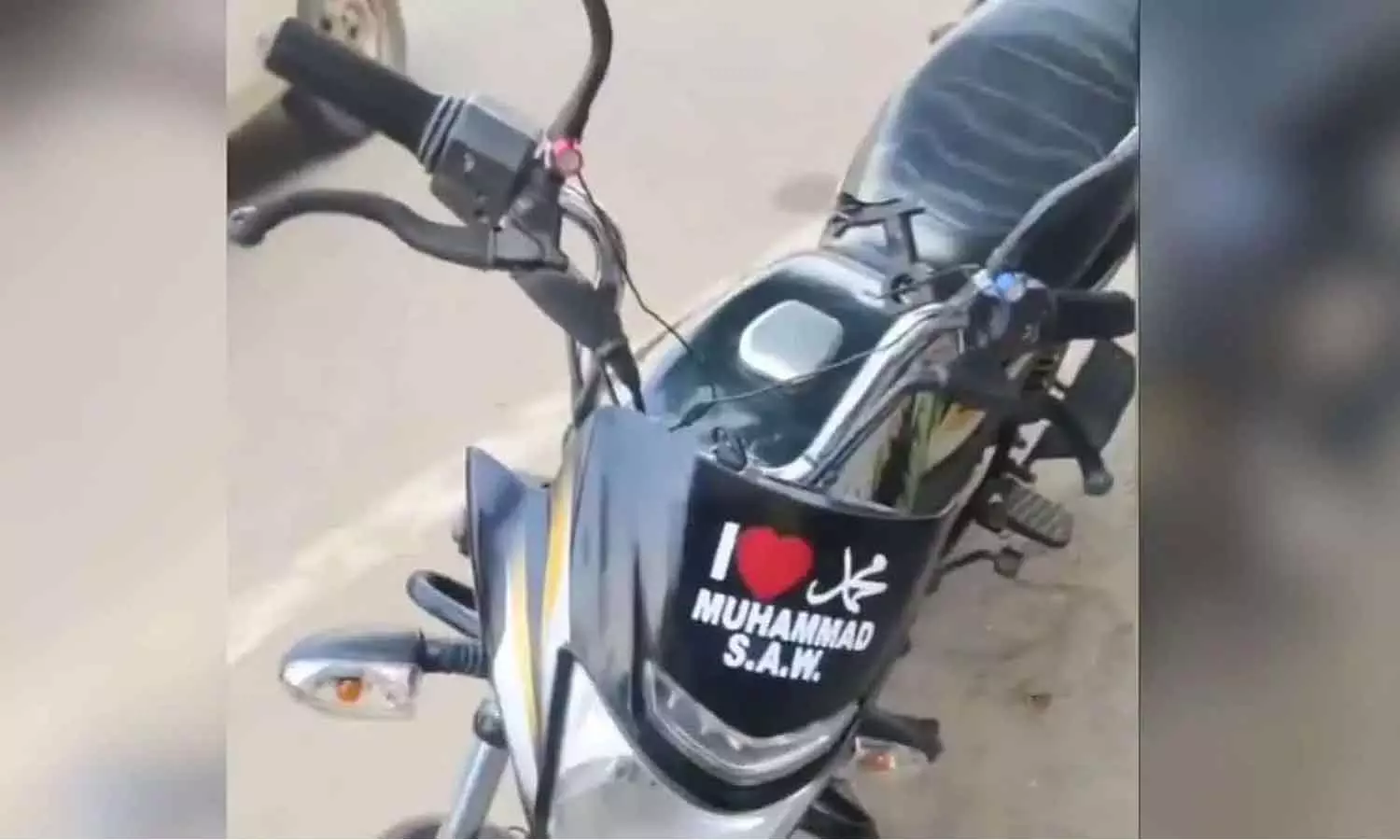 ബൈക്കിൽ ഐ ലവ് മുഹമ്മദ് സ്റ്റിക്കർ പതിപ്പിച്ചതിന് പിഴ ചുമത്തി യുപി പൊലീസ്; വ്യാപക വിമർശനം