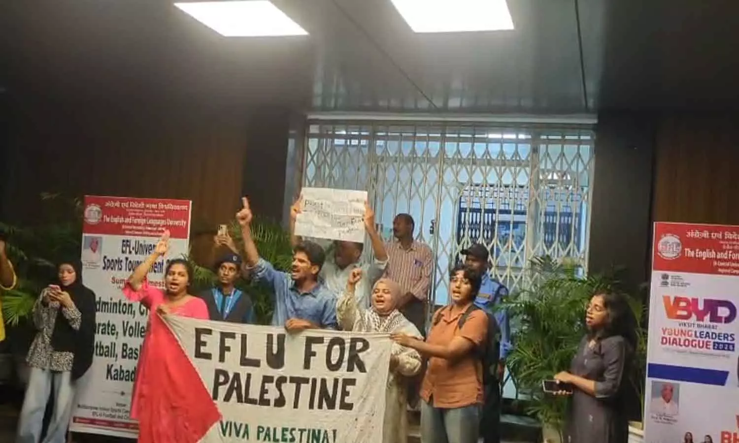 ഹൈദരാബാദ് ഇഫ്ളു യൂണിവേഴ്സിറ്റിയിൽ ഫലസ്തീന് ഐക്യദാര്ഢ്യ പരിപാടിക്ക് നേരെ എബിവിപി ആക്രമണം ഹൈദരാബാദ് ഇഫ്ളു യൂണിവേഴ്സിറ്റിയിൽ ഫലസ്തീന് ഐക്യദാര്ഢ്യ പരിപാടിക്ക് നേരെ എബിവിപി ആക്രമണം