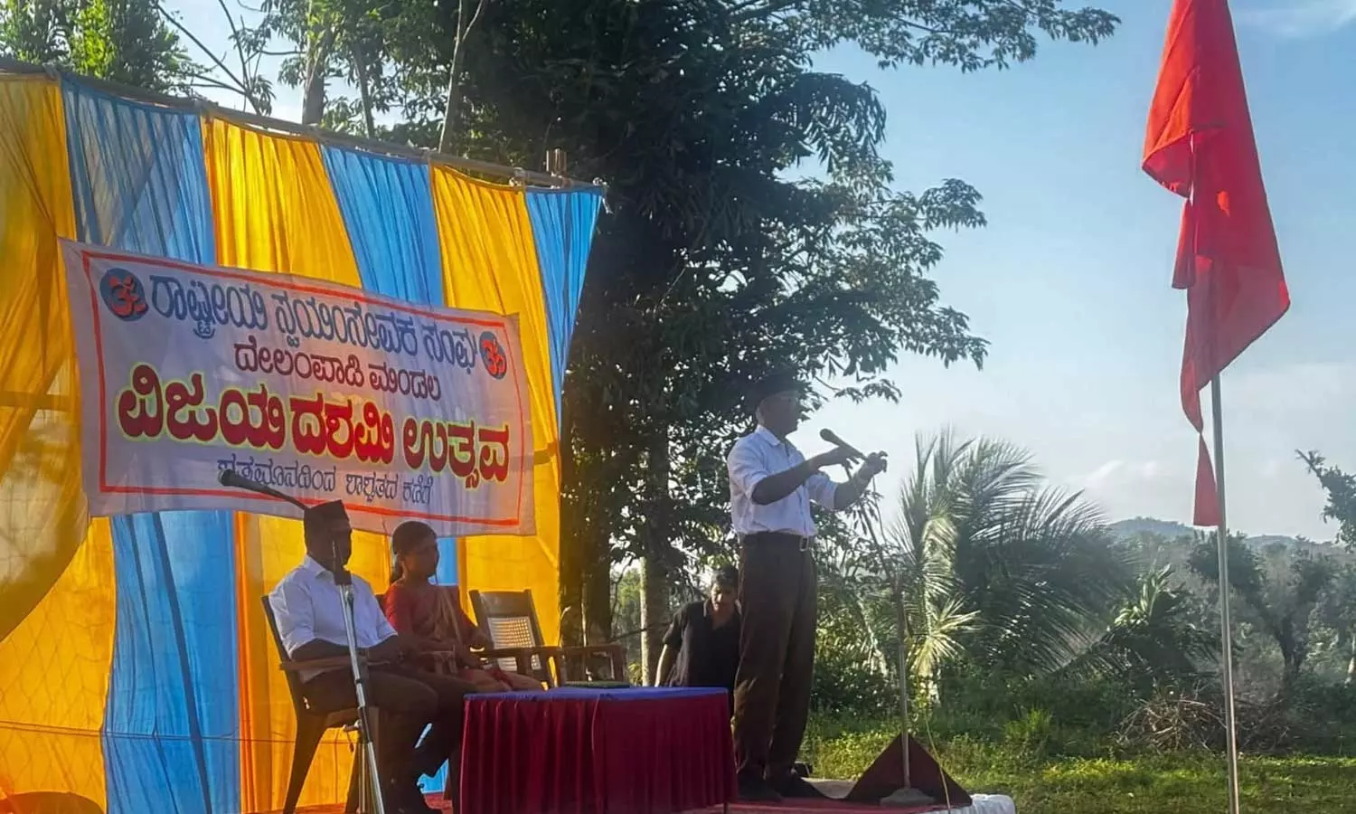 ആർഎസ്എസ് പഥസഞ്ചലന വേദിയിലെത്തി കോൺഗ്രസ് നേതാവ് ആർഎസ്എസ് പഥസഞ്ചലന വേദിയിലെത്തി കോൺഗ്രസ് നേതാവ്