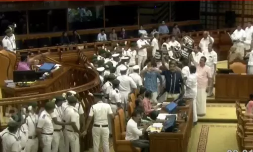 ശബരിമല സ്വര്‍ണക്കൊള്ള; സഭയിൽ ഇന്നും  പ്രതിഷേധം, പ്രതിപക്ഷം നടുത്തളത്തിൽ