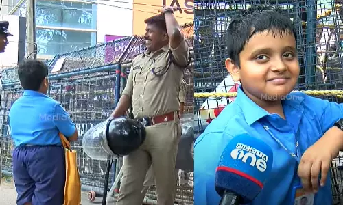 സാറേ എനിക്ക് ചോറ് വേണം, ഇല്ലേൽ എന്നെ അപ്പുറത്താക്കി താ: ബിജെപിയുടെ ക്ലിഫ് ഹൗസ് മാർച്ചിനിടെ ബാരിക്കേഡ് മൂലം വീട്ടിലേക്ക് പോകാൻ കഴിയാതെ കുടുങ്ങിയ കുട്ടി പൊലീസിനോട്