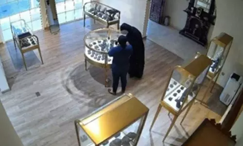 Woman arrested for stealing gold jewelry Woman arrested for stealing gold jewelry