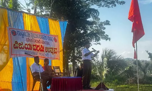 ആർഎസ്എസ് പഥസഞ്ചലന വേദിയിലെത്തി കോൺഗ്രസ് നേതാവ്