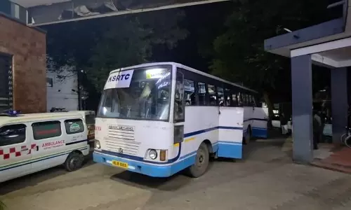 കെഎസ്ആർടിസിയില്‍ യാത്രക്കാരന് ദേഹാസ്വാസ്ഥ്യം; സമരത്തിനിടയിലും ചികിത്സ നൽകി താമരശേരി താലൂക്ക് ആശുപത്രിയിലെ ഡോക്ടർ