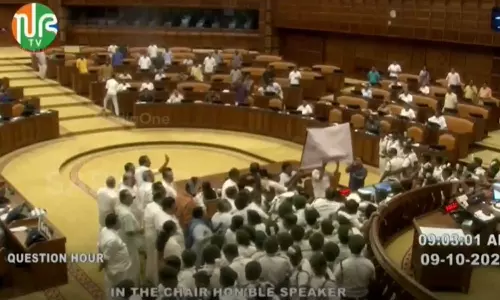 സ്പീക്കറുടെ ഡയസിലേക്ക് കയറാൻ പ്രതിപക്ഷാംഗങ്ങളുടെ ശ്രമം; സഭ ബഹിഷ്കരിച്ച് പ്രതിപക്ഷം, സംഘര്‍ഷത്തില്‍ വാച്ച് ആന്‍ഡ് വാര്‍ഡിന് പരിക്ക്