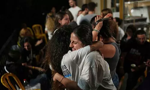 വെടിനിർത്തലെന്ന ട്രംപിന്റെ പ്രഖ്യാപനം: തെൽഅവീവിൽ ബന്ദികളുടെ ബന്ധുക്കളുടെ ആഹ്ലാദപ്രകടനം വെടിനിർത്തലെന്ന ട്രംപിന്റെ പ്രഖ്യാപനം: തെൽഅവീവിൽ ബന്ദികളുടെ ബന്ധുക്കളുടെ ആഹ്ലാദപ്രകടനം