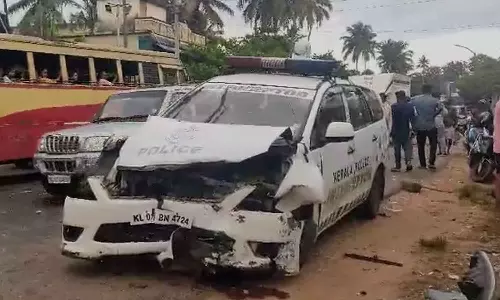 കൊല്ലത്ത് കാറുകളിൽ പൊലീസിന്റെ ഇന്റർസെപ്റ്റർ വാഹനമിടിച്ച് ആറ് പേർക്ക് പരിക്ക്