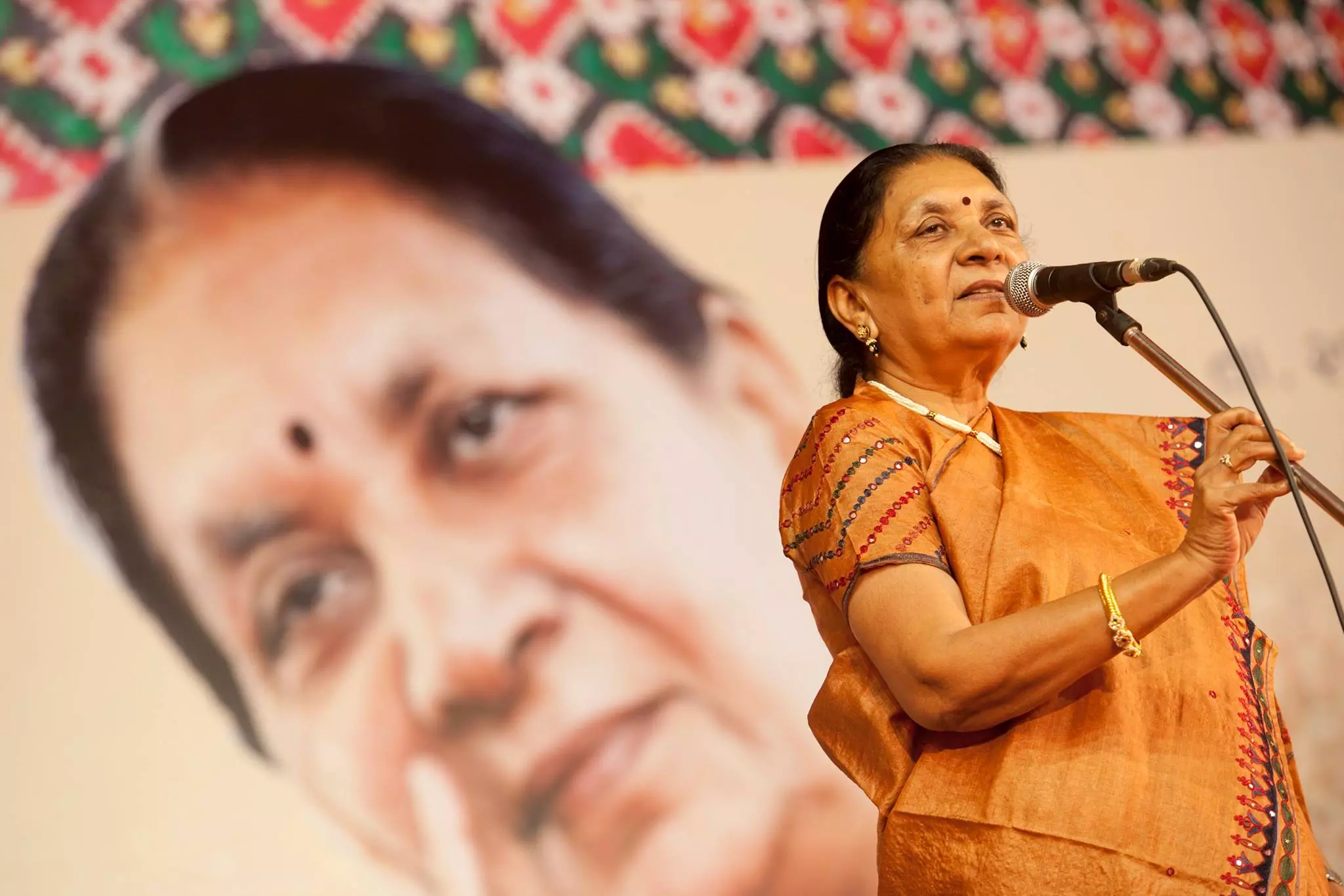 ലിവ് ഇൻ റിലേഷൻഷിപ്പുകളിൽ നിന്ന് പെൺകുട്ടികൾ വിട്ടുനിൽക്കണം; ഇല്ലെങ്കിൽ 50 കഷ്ണമാകുമെന്ന് യുപി ഗവര്ണര്,വിവാദം ലിവ് ഇൻ റിലേഷൻഷിപ്പുകളിൽ നിന്ന് പെൺകുട്ടികൾ വിട്ടുനിൽക്കണം; ഇല്ലെങ്കിൽ 50 കഷ്ണമാകുമെന്ന് യുപി ഗവര്ണര്,വിവാദം