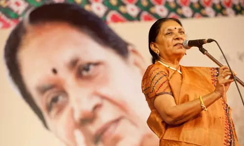 ലിവ് ഇൻ റിലേഷൻഷിപ്പുകളിൽ നിന്ന് പെൺകുട്ടികൾ വിട്ടുനിൽക്കണം; ഇല്ലെങ്കിൽ 50 കഷ്ണമാകുമെന്ന് യുപി ഗവര്‍ണര്‍,വിവാദം