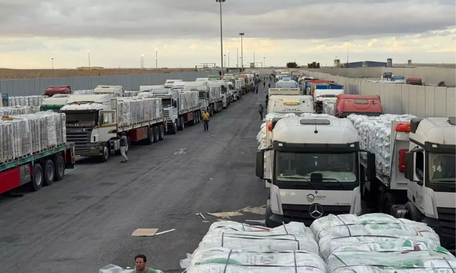 ഗസ്സയിൽ സമാധാനം പുലരുന്നോ? ഇസ്രായേലിന്റെ അനുമതിക്കായി അതിർത്തിയിൽ കാത്തിരിക്കുന്നത് നൂറുകണക്കിന് എയിഡ് ട്രക്കുകൾ ഗസ്സയിൽ സമാധാനം പുലരുന്നോ? ഇസ്രായേലിന്റെ അനുമതിക്കായി അതിർത്തിയിൽ കാത്തിരിക്കുന്നത് നൂറുകണക്കിന് എയിഡ് ട്രക്കുകൾ