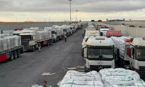 ഗസ്സയിൽ സമാധാനം പുലരുന്നോ?  ഇസ്രായേലിന്റെ അനുമതിക്കായി അതിർത്തിയിൽ കാത്തിരിക്കുന്നത് നൂറുകണക്കിന് എയിഡ് ട്രക്കുകൾ