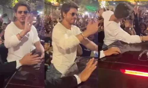 പുലർച്ചെ മൂന്ന് മണിയൊന്നും പ്രശ്‌നമല്ല; അഹമ്മദാബാദിൽ ആരാധകരെ ഉണർത്തി ഷാറൂഖ് ഖാൻ