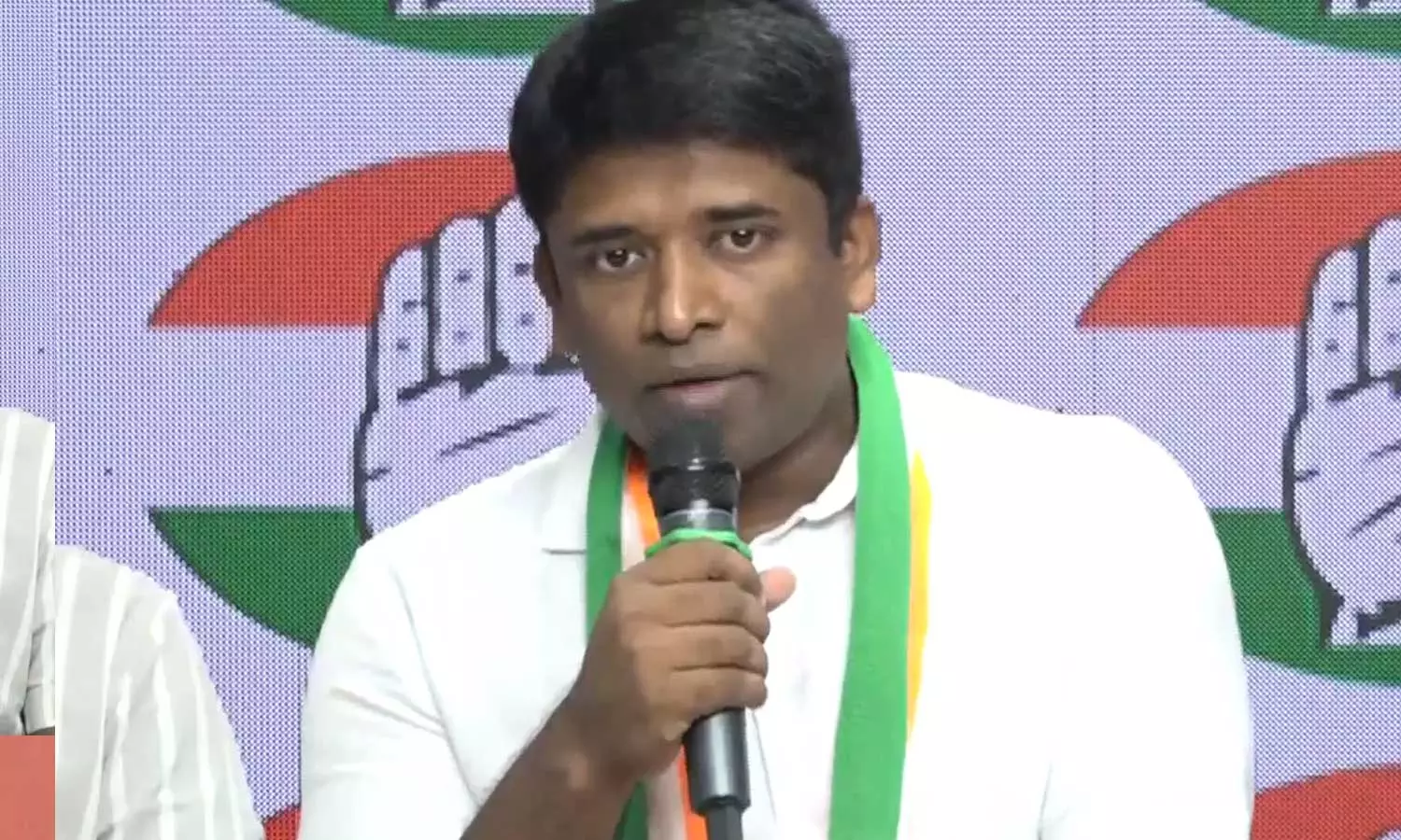 ചോദ്യങ്ങൾ ചോദിക്കുന്നത് തുടരും;കേന്ദ്രത്തിനെതിരെ പ്രതിഷേധിച്ച് രാജിവെച്ച  മുൻ ഐഎഎസ് ഉദ്യോഗസ്ഥൻ കണ്ണൻ ഗോപിനാഥൻ കോൺഗ്രസിലേക്ക്