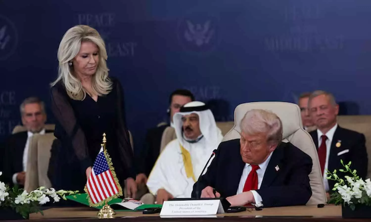 ഗസ്സയിൽ ഇസ്രായേൽ വംശഹത്യ അവസാനിപ്പിക്കാൻ സമാധാനക്കരാർ ഒപ്പിട്ടു ഗസ്സയിൽ ഇസ്രായേൽ വംശഹത്യ അവസാനിപ്പിക്കാൻ സമാധാനക്കരാർ ഒപ്പിട്ടു