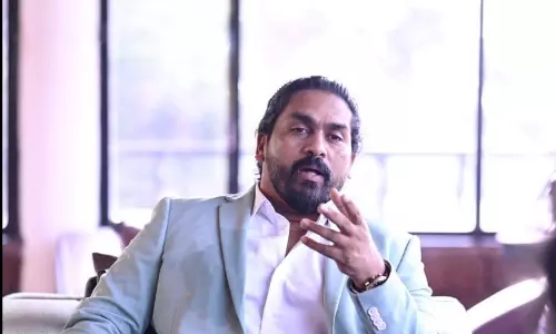 സ്ത്രീകൾക്ക് സുഖമാണ് എന്തുണ്ടെങ്കിലും മൂഡ് സ്വിങ്സ്പറഞ്ഞാൽ മതി, പുരുഷൻമാര്‍ക്ക് ഒരു സ്വിങ്ങുമില്ല; അഭിഷാദ്, വിവരക്കേട് പറയല്ലേയെന്ന് സോഷ്യൽമീഡിയ