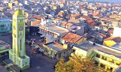 ആയിരം കോടിയുടെ നിക്ഷേപം, ആഡംബര കാറുകൾ  പൂർണമായും പ്രവാസികൾ നിയന്ത്രിക്കുന്ന ഇന്ത്യയിലെ ഏറ്റവും സമ്പന്ന ​ഗ്രാമത്തെക്കുറിച്ച് അറിയാമോ?