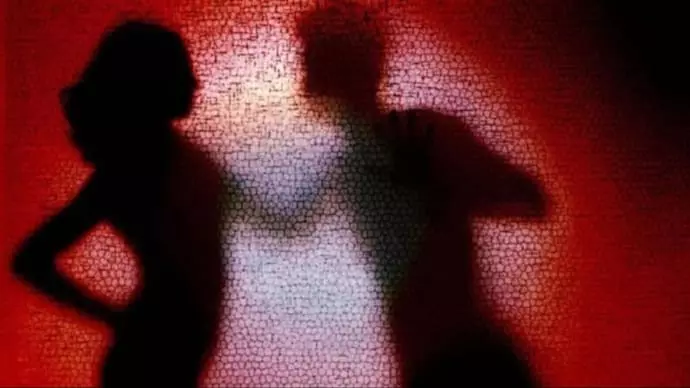 ഭാര്യയെ ശ്വാസം മുട്ടിച്ചു കൊലപ്പെടുത്തി; 15 ലക്ഷം രൂപയുടെ ഇൻഷുറൻസ് തുക കിട്ടാൻ റോഡപകടമായി ചിത്രീകരിച്ചു, യുവാവ് അറസ്റ്റിൽ