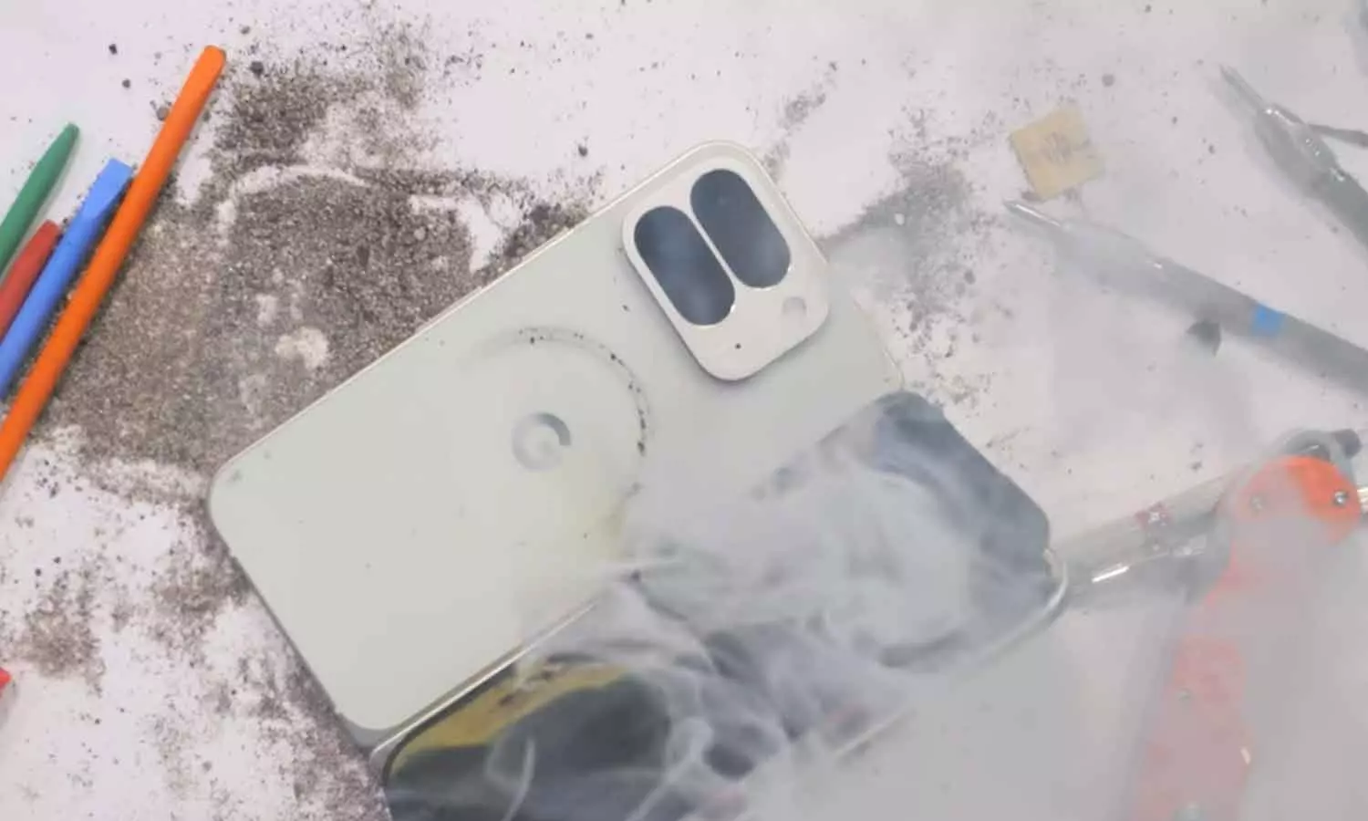 എന്ത് വിധിയിത്?   ഡ്യൂരബിലിറ്റി ടെസ്റ്റിനിടെ പൊട്ടിത്തെറിച്ച് ഗൂഗിളിന്റെ പിക്‌സൽ 10 പ്രോ ഫോൾഡബിൾ മോഡൽ