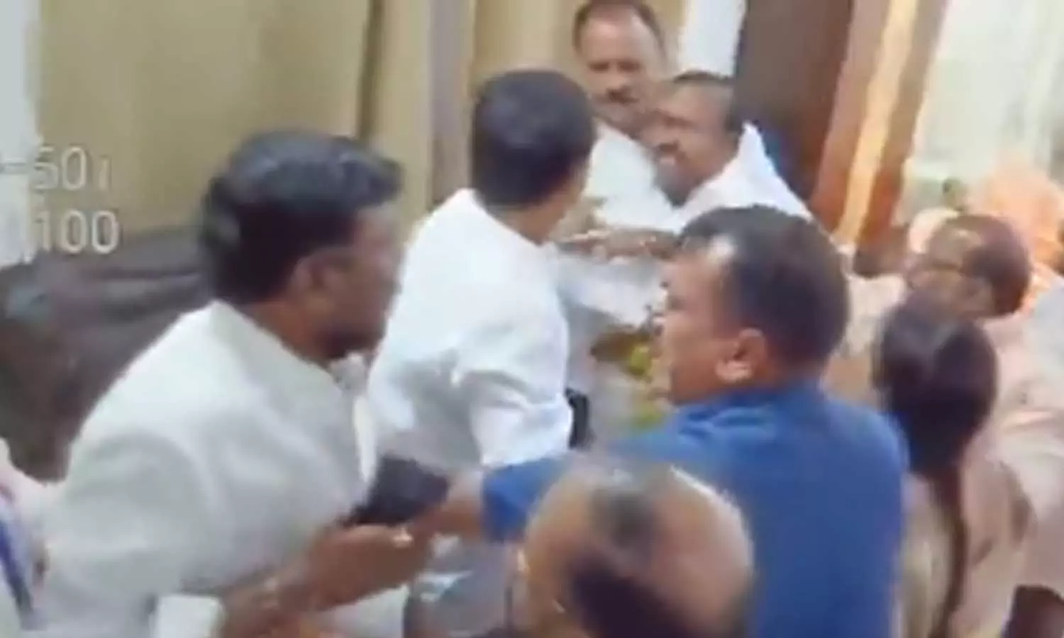 ഫോട്ടോ പ്രദർശിപ്പിക്കുന്നതുമായി ബന്ധപ്പെട്ട് തർക്കം; തെലങ്കാന ബിജെപി ഓഫീസിൽ തമ്മിലടി