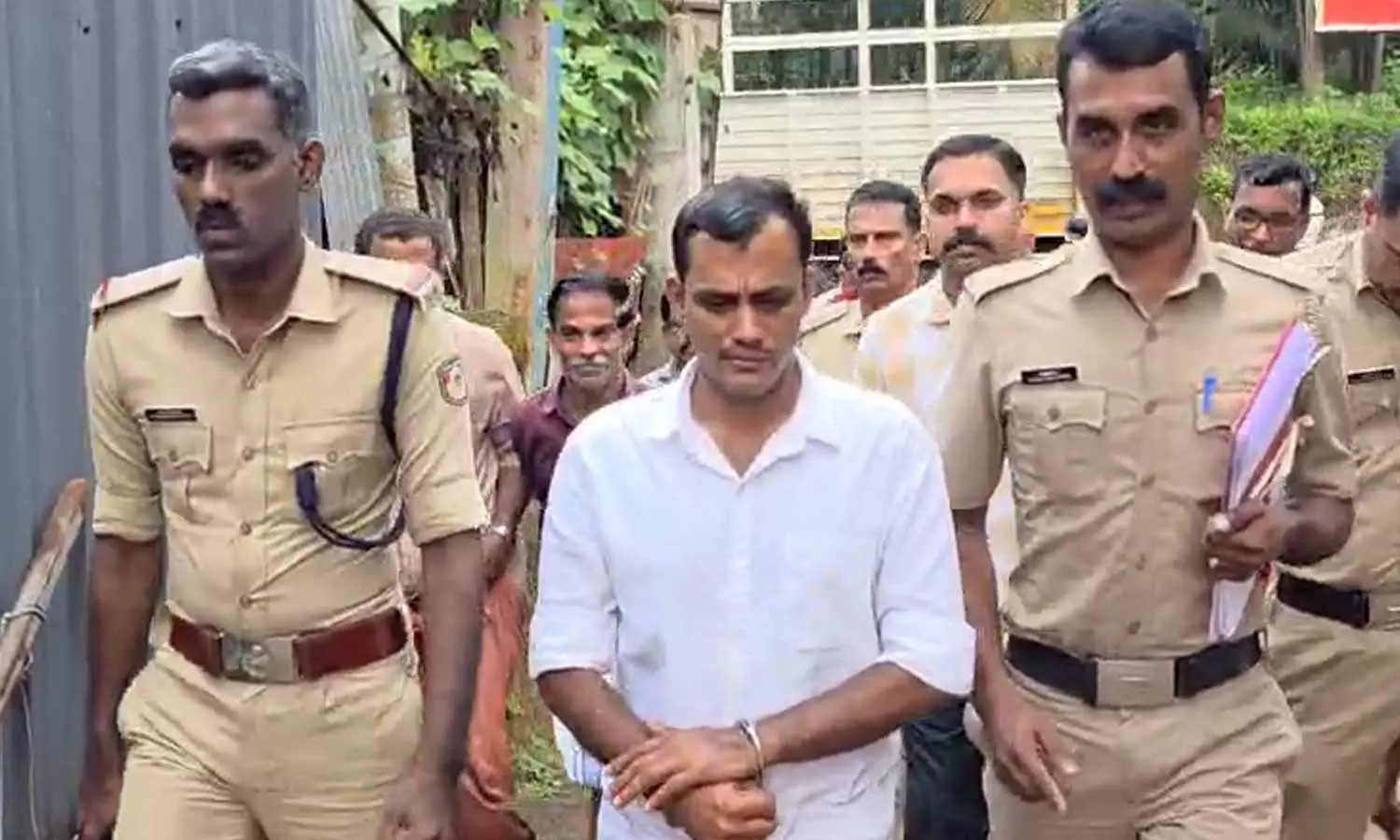 കോഴിക്കോട് ക്ഷേത്രത്തിലെ കവർച്ച; പ്രതി പിടിയിൽ കോഴിക്കോട് ക്ഷേത്രത്തിലെ കവർച്ച; പ്രതി പിടിയിൽ