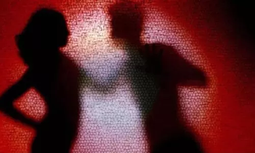 ഭാര്യയെ ശ്വാസം മുട്ടിച്ചു കൊലപ്പെടുത്തി; 15 ലക്ഷം രൂപയുടെ ഇൻഷുറൻസ് തുക കിട്ടാൻ റോഡപകടമായി ചിത്രീകരിച്ചു, യുവാവ് അറസ്റ്റിൽ