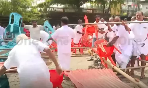 കോൺ​ഗ്രസ് പരിപാടിക്കിടെ പന്തൽ തകർന്നുവീണു;വൻദുരന്തം ഒഴിവായത് തലനാരിഴയ്ക്ക്