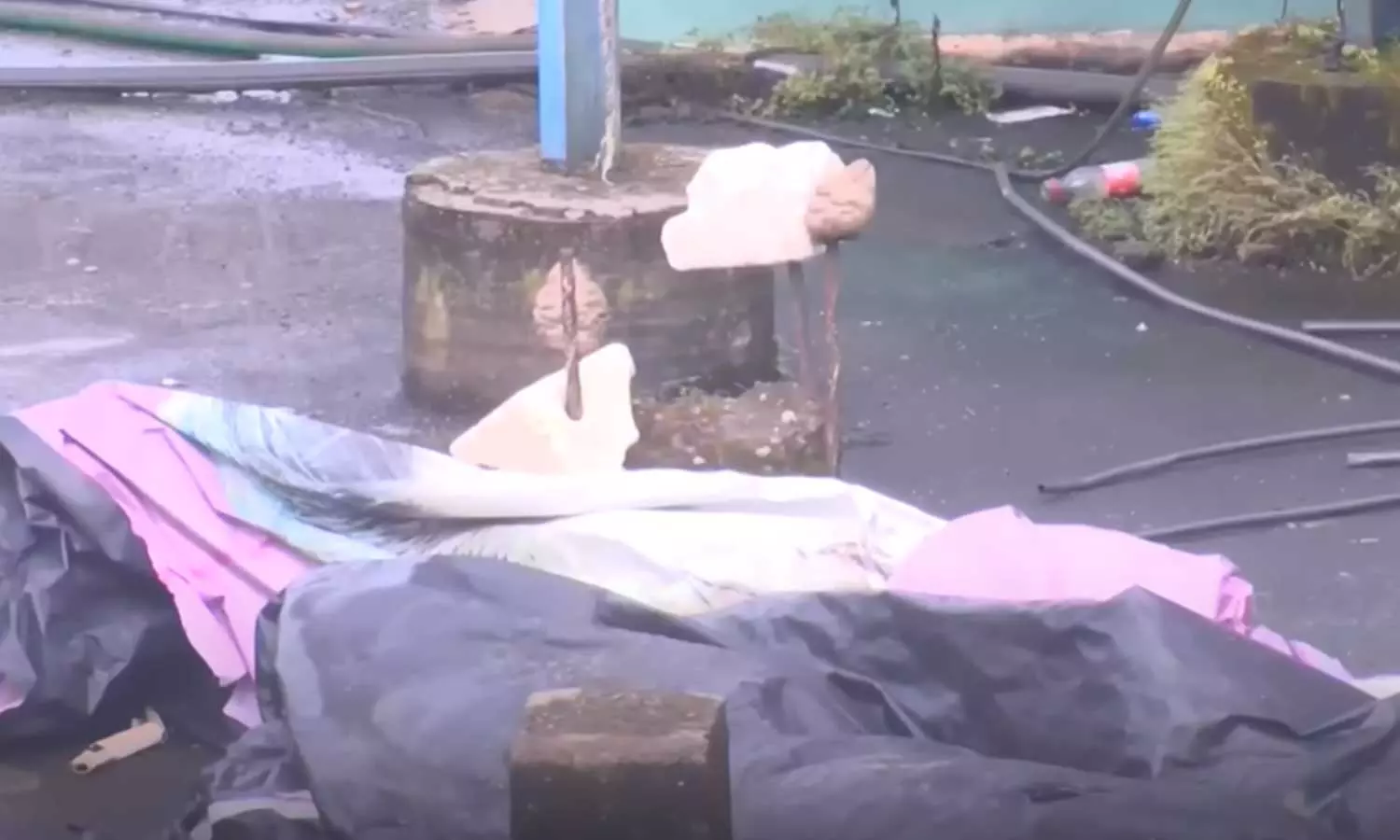 കെട്ടിടത്തിന് മുകളില്‍ ഫ്ലക്സില്‍ പൊതിഞ്ഞ നിലയില്‍ അസ്ഥിക്കൂടം;രണ്ടുമാസത്തെ പഴക്കമെന്ന് പ്രാഥമിക നിഗമനം