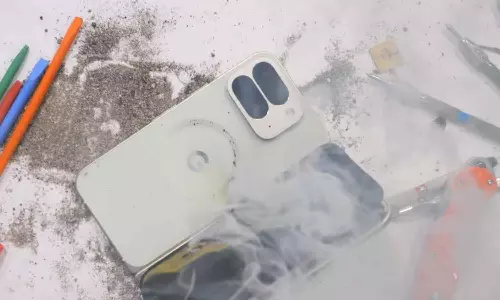 എന്ത് വിധിയിത്?   ഡ്യൂരബിലിറ്റി ടെസ്റ്റിനിടെ പൊട്ടിത്തെറിച്ച് ഗൂഗിളിന്റെ പിക്‌സൽ 10 പ്രോ ഫോൾഡബിൾ മോഡൽ