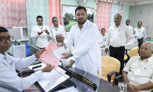 ഇൻഡ്യ സഖ്യത്തിലെ സീറ്റ് വിഭജനം പൂർത്തിയാകും മുമ്പെ നാമനിർദേശപത്രിക സമർപ്പിച്ച് തേജസ്വി യാദവ്‌