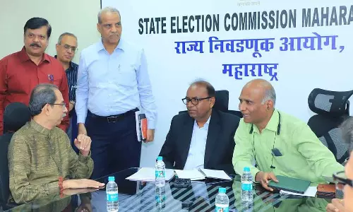 വോട്ടർപട്ടികയിലെ ക്രമക്കേട്: മഹാരാഷ്ട്ര മുഖ്യതെരഞ്ഞെടുപ്പ് ഓഫീസർക്ക് മുന്നിൽ പ്രതിപക്ഷം വോട്ടർപട്ടികയിലെ ക്രമക്കേട്: മഹാരാഷ്ട്ര മുഖ്യതെരഞ്ഞെടുപ്പ് ഓഫീസർക്ക് മുന്നിൽ പ്രതിപക്ഷം