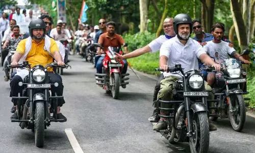 ഭൂപരിഷ്‌കരണം, പിന്നാക്ക വിഭാഗത്തിലെ വിദ്യാർഥികൾക്ക് കോളജുകൾ; ബിഹാറിൽ മഹാഗഡ്ബന്ധൻ പ്രകടനപത്രികയിൽ നിർണായക പ്രഖ്യാപനങ്ങൾ