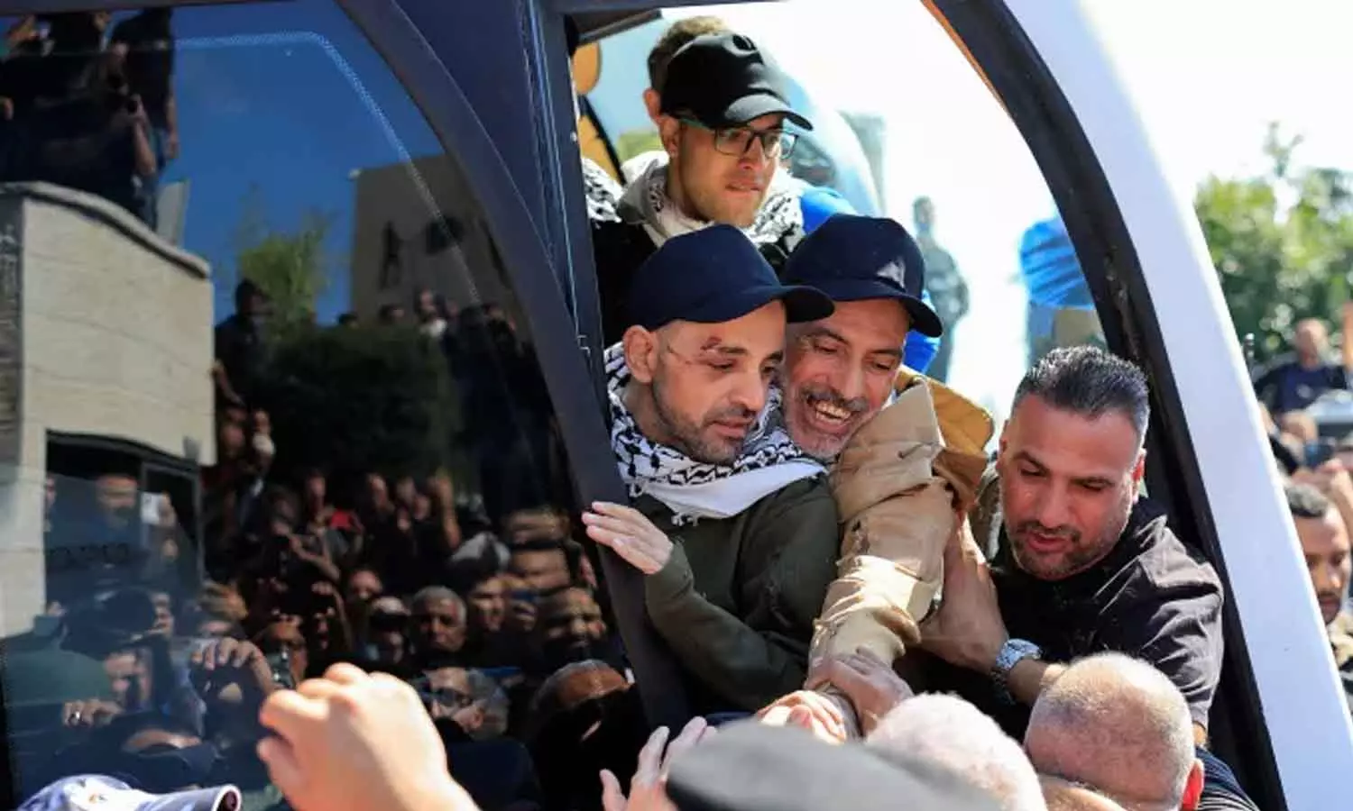 ആ കുഞ്ഞു ബ്രേസ്‌ലറ്റ് വാങ്ങാൻ മകളില്ല, കരഞ്ഞുതീർത്ത് പിതാവ്: കണ്ണ് നനയിച്ച് ഫലസ്തീൻ തടവുകാർ, വൈകാരിക രംഗങ്ങൾ