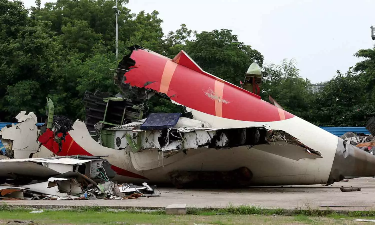 അഹമ്മദാബാദ് വിമാന അപകടം; സുപ്രീംകോടതി മേൽനോട്ടത്തിൽ അന്വേഷണം വേണമെന്ന ആവശ്യവുമായി മരിച്ച പൈലറ്റിന്റെ പിതാവ് അഹമ്മദാബാദ് വിമാന അപകടം; സുപ്രീംകോടതി മേൽനോട്ടത്തിൽ അന്വേഷണം വേണമെന്ന ആവശ്യവുമായി മരിച്ച പൈലറ്റിന്റെ പിതാവ്