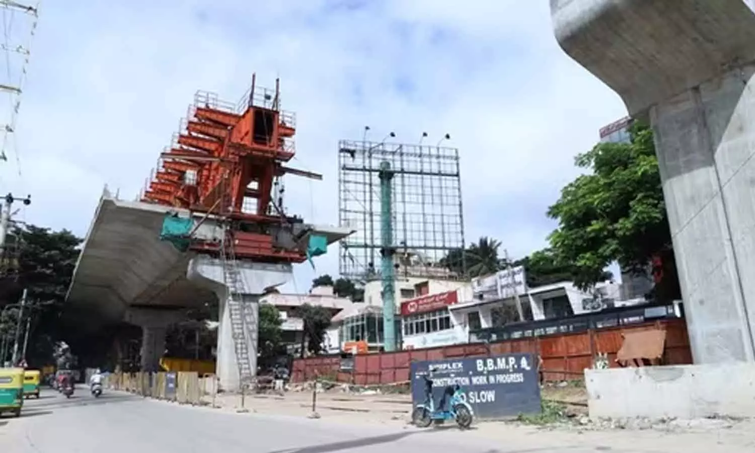 ​ഞാൻ ഗ​ർഭിണിയായിരുന്നപ്പോൾ തുടങ്ങിയതാണ്, മകന് എട്ട് വയസായിട്ടും പണി തീർന്നിട്ടില്ല; ഫ്ലൈ ഓവർ നിർമാണത്തെ ട്രോളി യുവതി