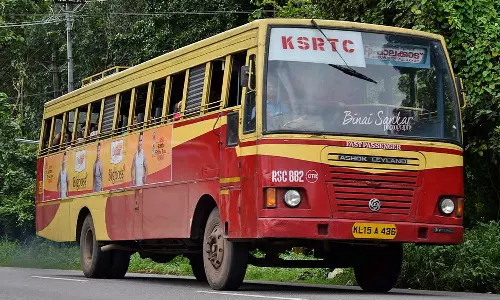 ബസിന്റെ മുൻവശത്ത് നിന്ന് ലഭിച്ചത് മദ്യകുപ്പിയല്ലല്ലോ? കെഎസ്ആർടിസി ഡ്രൈവറെ സ്ഥലം മാറ്റിയ നടപടിയിൽ ചോദ്യങ്ങളുമായി ഹൈക്കോടതി