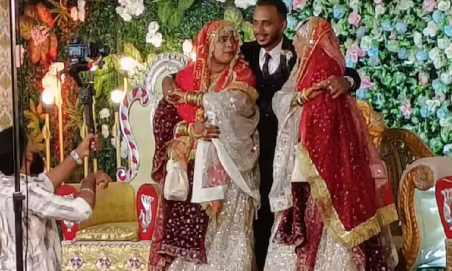 ഒരേ വേദിയിൽ രണ്ട് ഉറ്റ സുഹൃത്തുക്കളെ വിവാഹം ചെയ്ത് യുവാവ്