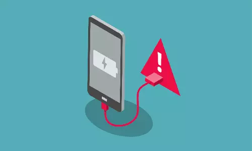 പൊതുവിടങ്ങളിൽ ഫോൺ ചാർജ് ചെയ്യുമ്പോൾ ജാഗ്രത വേണമെന്ന് പൊലീസ്; എന്താണ് ജ്യൂസ് ജാക്കിങ്?