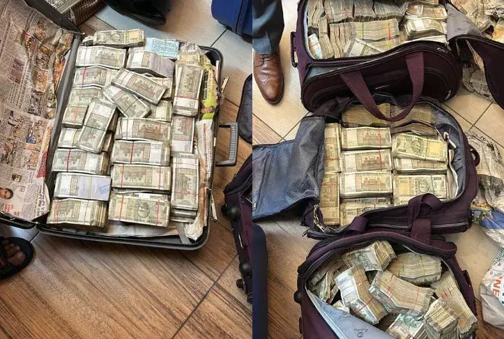 നോട്ടുകെട്ടുകളുടെ കൂമ്പാരം, മെഴ്സിഡസ്, ഓഡി കാറുകൾ, 22 ആഡംബര വാച്ചുകൾ; പഞ്ചാബിൽ ഐപിഎസ് ഉദ്യോഗസ്ഥന്റെ വീട്ടിലെ റെയ്ഡിൽ കണ്ടെടുത്തത് കോടികളുടെ സ്വത്തുക്കൾ നോട്ടുകെട്ടുകളുടെ കൂമ്പാരം, മെഴ്സിഡസ്, ഓഡി കാറുകൾ, 22 ആഡംബര വാച്ചുകൾ; പഞ്ചാബിൽ ഐപിഎസ് ഉദ്യോഗസ്ഥന്റെ വീട്ടിലെ റെയ്ഡിൽ കണ്ടെടുത്തത് കോടികളുടെ സ്വത്തുക്കൾ