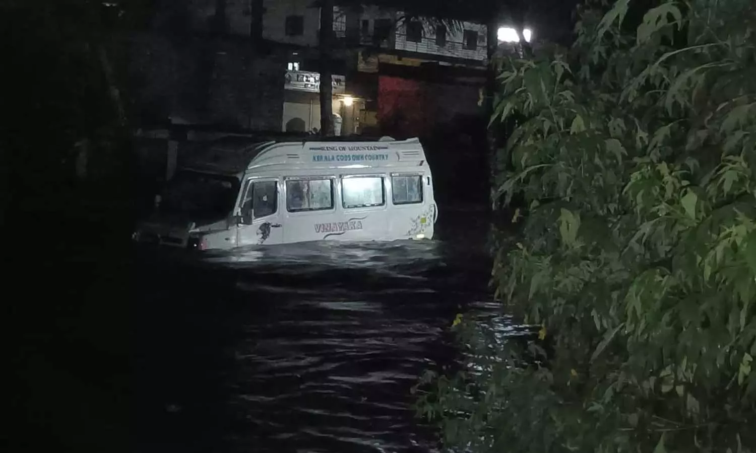 ഇടുക്കിയിൽ അതിശക്തമായ മഴ; നിർത്തിയിട്ട ട്രാവലർ ഒഴുകിപ്പോയി, കല്ലാർ ഡാമിന്റെ ഷട്ടറുകൾ മുഴുവനായും ഉയർത്തി