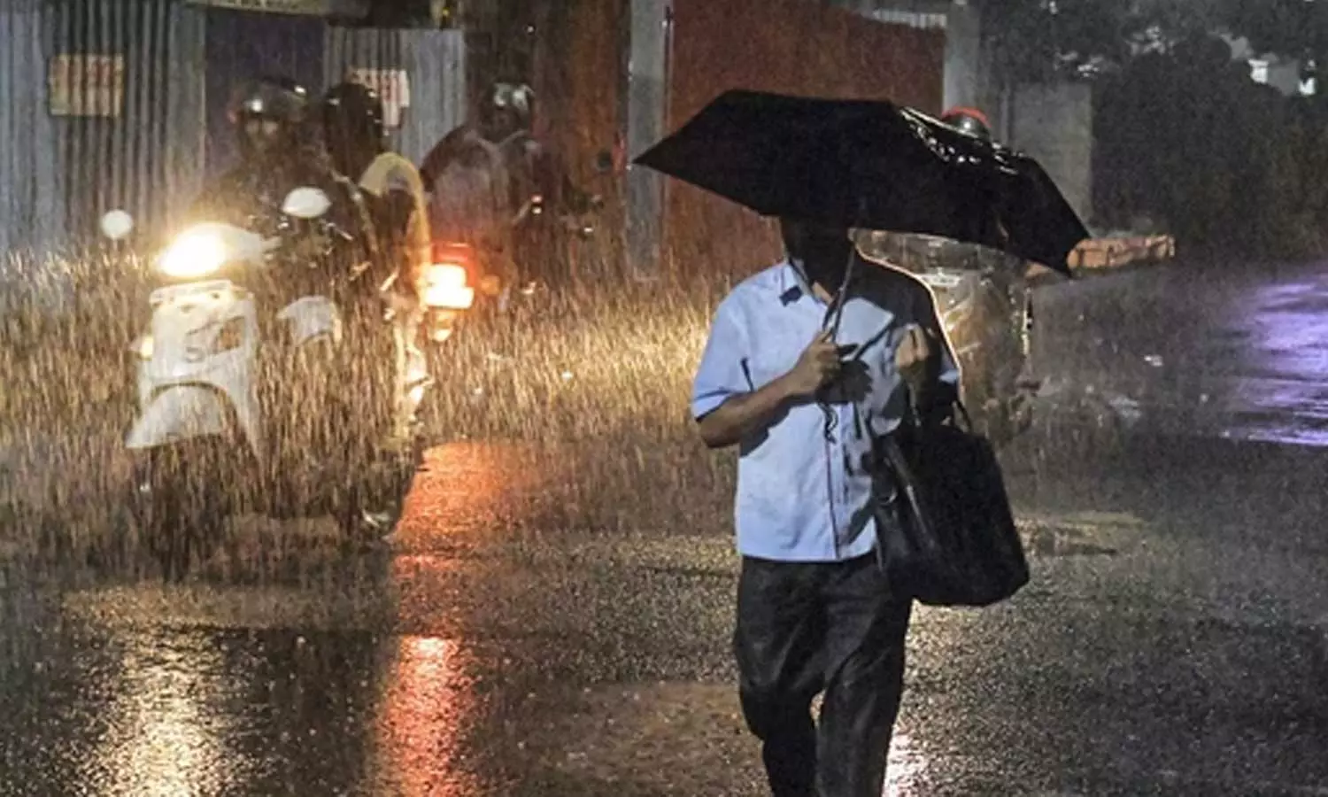 സംസ്ഥാനത്ത് ഏഴ് ദിവസം കൂടി മഴ തുടരും; ഒമ്പത് ജില്ലകളിൽ ഇന്ന് യെല്ലോ അലേർട്ട് സംസ്ഥാനത്ത് ഏഴ് ദിവസം കൂടി മഴ തുടരും; ഒമ്പത് ജില്ലകളിൽ ഇന്ന് യെല്ലോ അലേർട്ട്