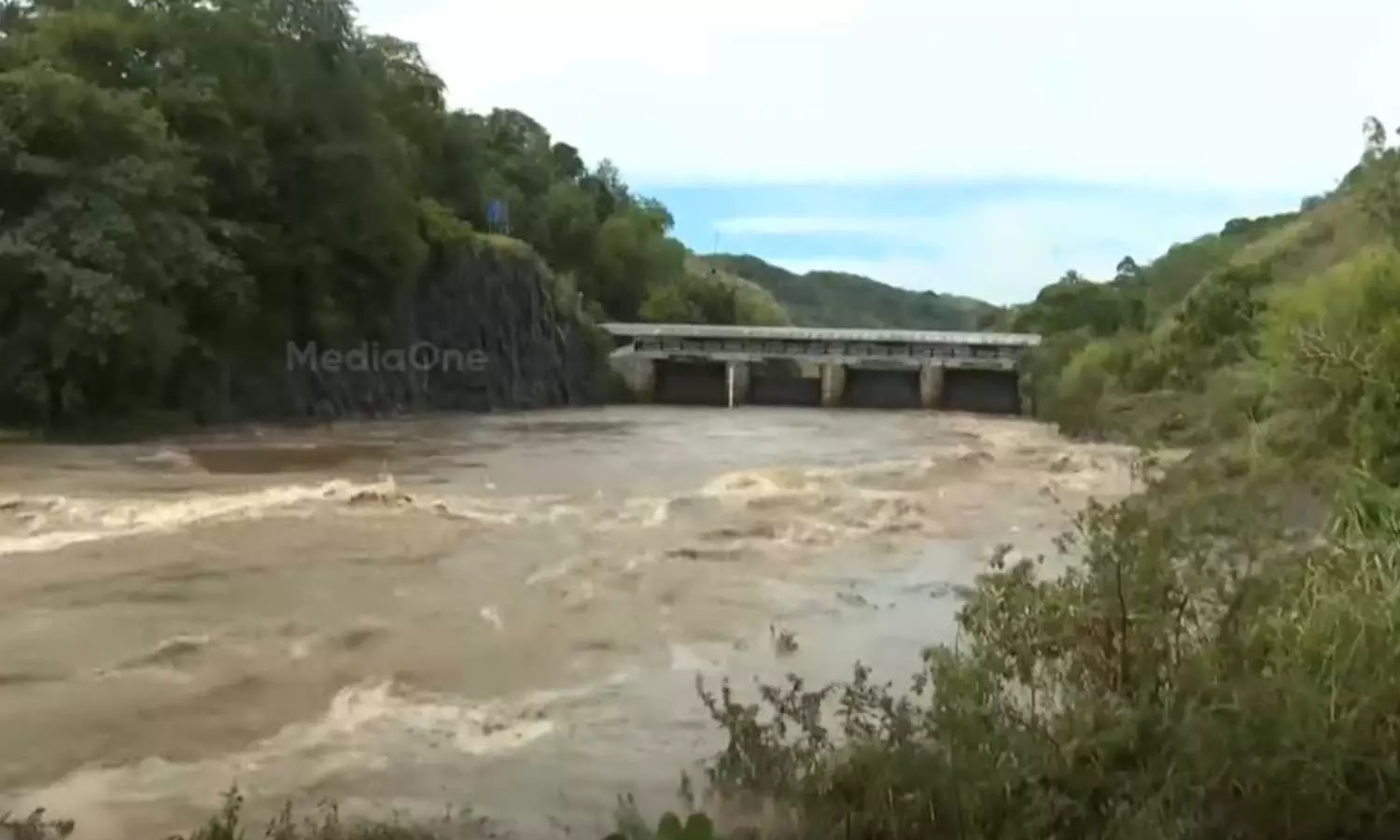 മുല്ലപ്പെരിയാറിലേത് അസാധാരണ സാഹചര്യം; ഇന്നലെ രാത്രി മാത്രം ഏഴടിയോളം ജലനിരപ്പ് ഉയർന്നു: മന്ത്രി മുല്ലപ്പെരിയാറിലേത് അസാധാരണ സാഹചര്യം; ഇന്നലെ രാത്രി മാത്രം ഏഴടിയോളം ജലനിരപ്പ് ഉയർന്നു: മന്ത്രി