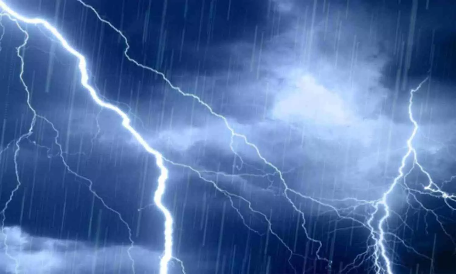 കോഴിക്കോട് നരിക്കുനിയിൽ ഇടിമിന്നലേറ്റ് യുവതി മരിച്ചു